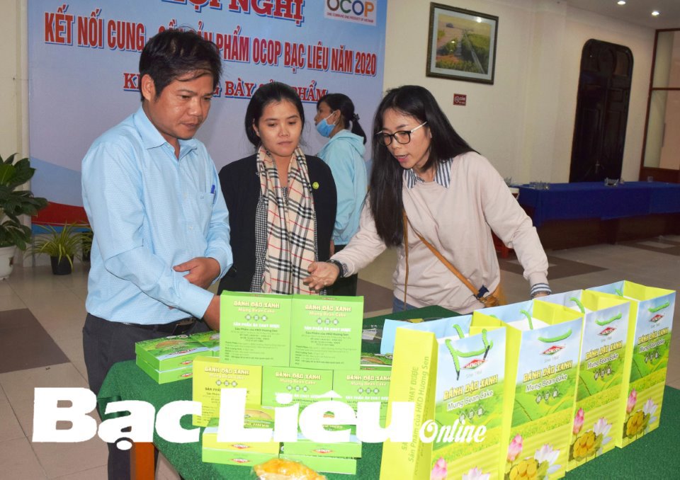 Cơ sở bánh đậu xanh Hương Sen tham gia quảng bá sản phẩm tại hội nghị kết nối cung - cầu OCOP Bạc Liêu. Ảnh: T.Q