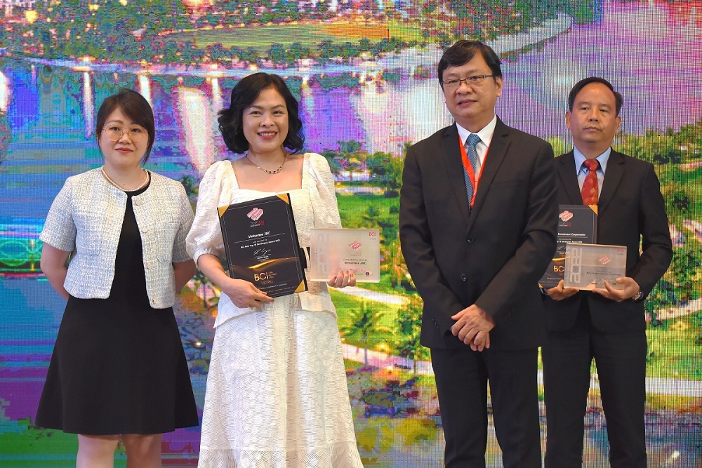 Đại diện Vinhomes nhận bằng chứng nhận tại lễ trao giải BCI Asia Awards 2022. Ảnh: VHM.