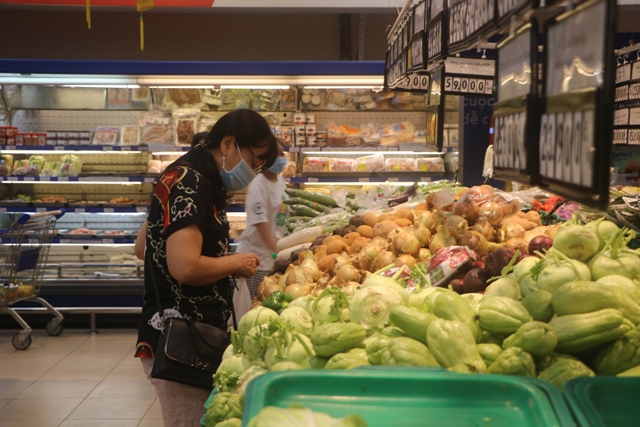 Các siêu thị, trung tâm thương mại cam kết đảm bảo nguồn cung hàng hóa thiết yếu dồi dào phục vụ nhu cầu mua sắm cùa người dân. Ảnh: Mỹ Lý