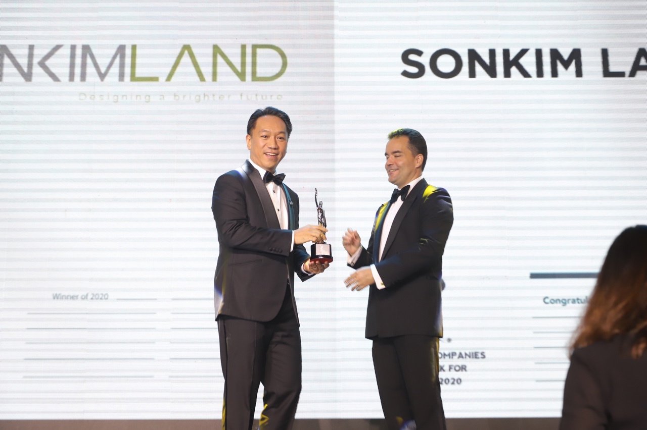 Ông Andy Han Suk Jung, Tổng Giám Đốc SonKim Land nhận giải từ Ban tổ chức. Ảnh SKL