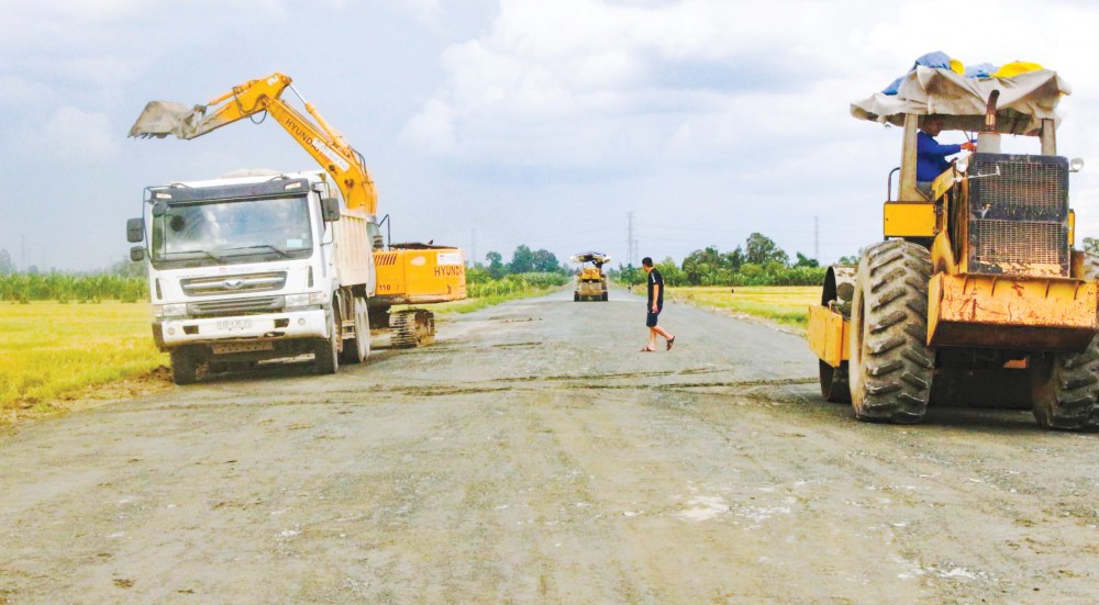 Một đoạn đường thuộc công trình đường tỉnh 922 trên địa bàn quận Ô Môn đang được đẩy nhanh tiến độ thi công. Ảnh : Mỹ Hoa