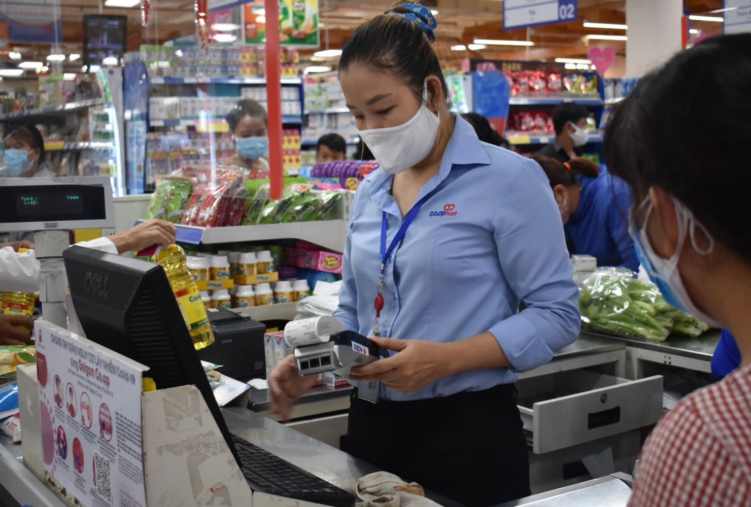 Khách hàng thanh toán qua thẻ tại siêu thị Co.opMart Tây Ninh.