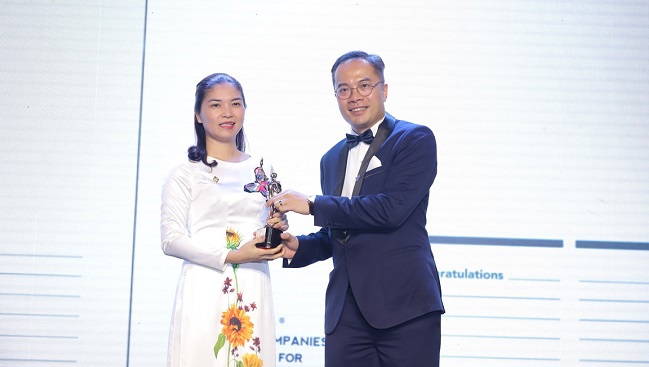 Bà Trần Thị Mỹ Hạnh nhận giải thưởng Top 50 doanh nghiệp có môi trường làm việc tốt nhất châu Á 2019. Ảnh Sungroup