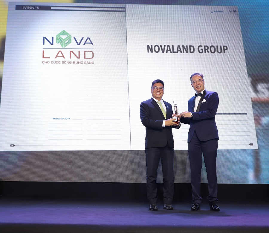 Ông Bùi Xuân Huy, (trái) Tổng Giám đốc Tập đoàn Novaland nhận giải thưởng “Nơi làm việc tốt nhất Châu Á 2019”. Ảnh NVL
