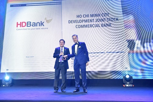 Đại diện HDBank nhận giải thưởng HR Asia Awards. Ảnh HD