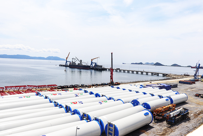 Hoạt động xếp dỡ hàng hóa tại Cảng tổng hợp Nam Vân Phong. Ảnh: Mai Hoàng