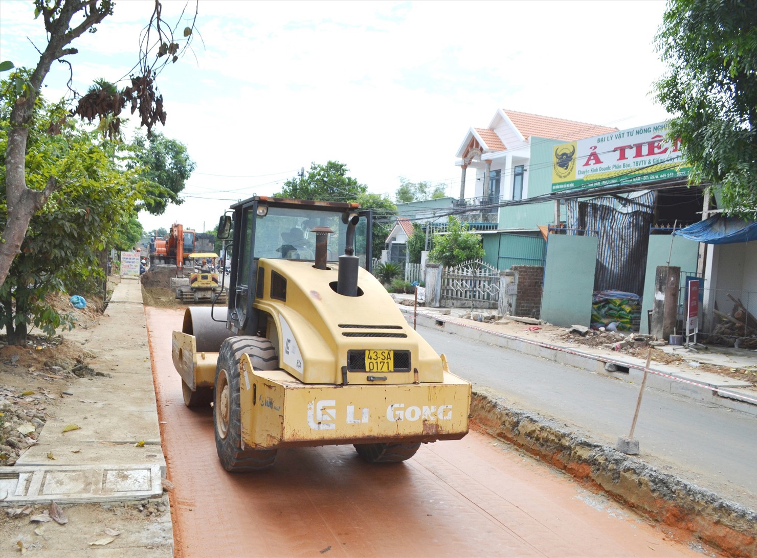 Nhà thầu thi công nền đường QL40B, vị trí vừa được bàn giao mặt bằng qua Phú Ninh. Ảnh: C.T 