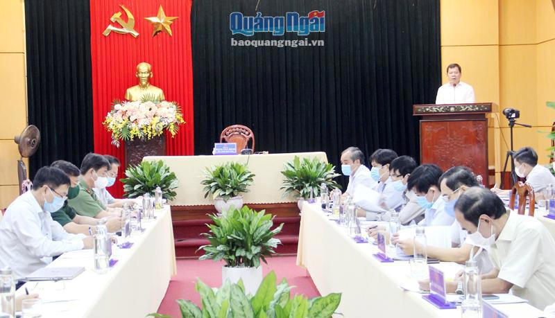Chủ tịch UBND tỉnh ĐặngVăn Minh phát biểu chỉ đạo tại cuộc họp. Ảnh Phạm Danh
