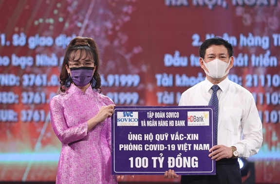 Bà Nguyễn Thị Phương Thảo trao tặng cho Quỹ vắc xin phòng chống Covid-19. Ảnh T.H