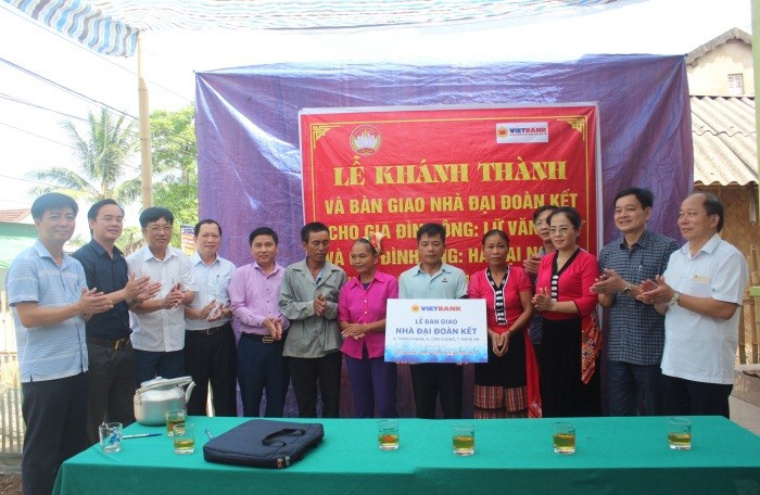 Ông Trần Văn Nam – Giám đốc Vietbank Nghệ An (người thứ 5 từ trái sang) trao nhà tình nghĩa cho 2 gia đình tại Nghệ An. Ảnh VB