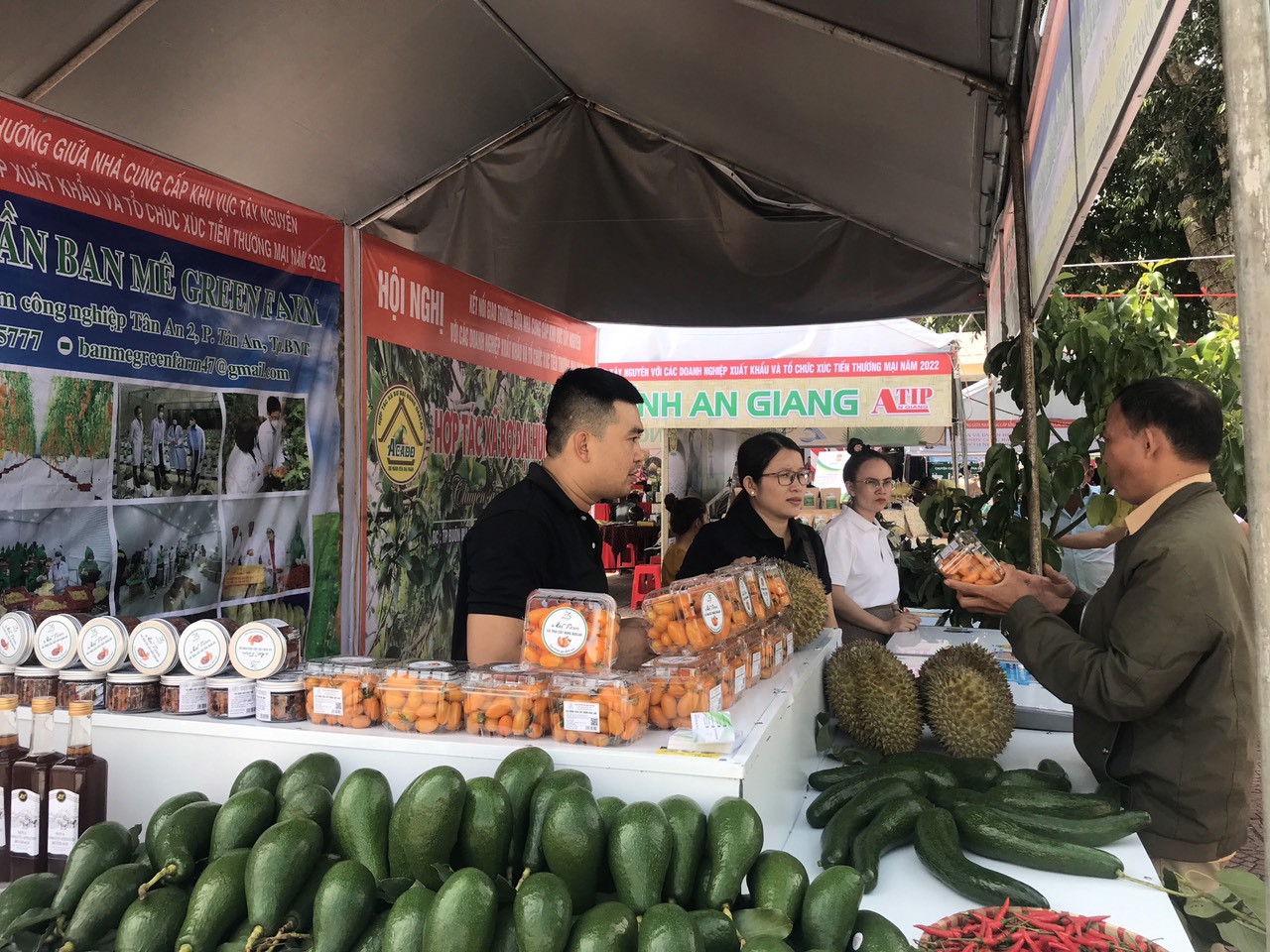 Người tiêu dùng tìm hiểu bơ Đắk Lắk tại Tuần lễ giới thiệu, tiêu thụ nông sản tiêu biểu tỉnh Đắk Lắk năm 2022. Ảnh: Đỗ Lan