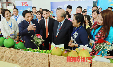 Thủ tướng Chính phủ Phạm Minh Chính tham quan các gian hàng trưng bày sản phẩm chủ lực của tỉnh. Ảnh: Trung Quân