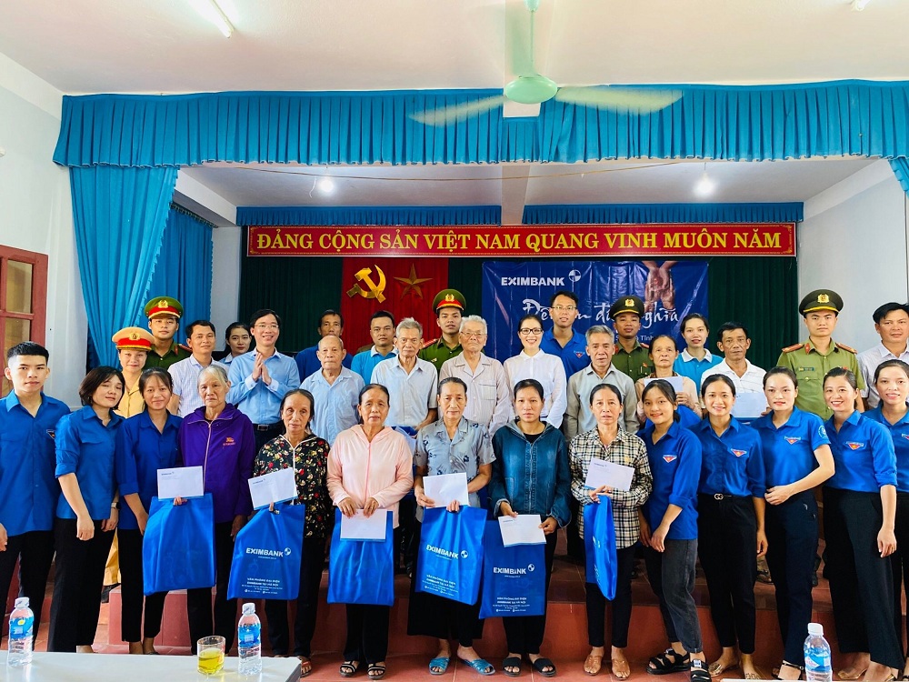 CBNV Eximbank trao quà tri ân cho các gia đình có công với cách mạng trong chuyến về nguồn tại Hà Tĩnh. Ảnh: EIB