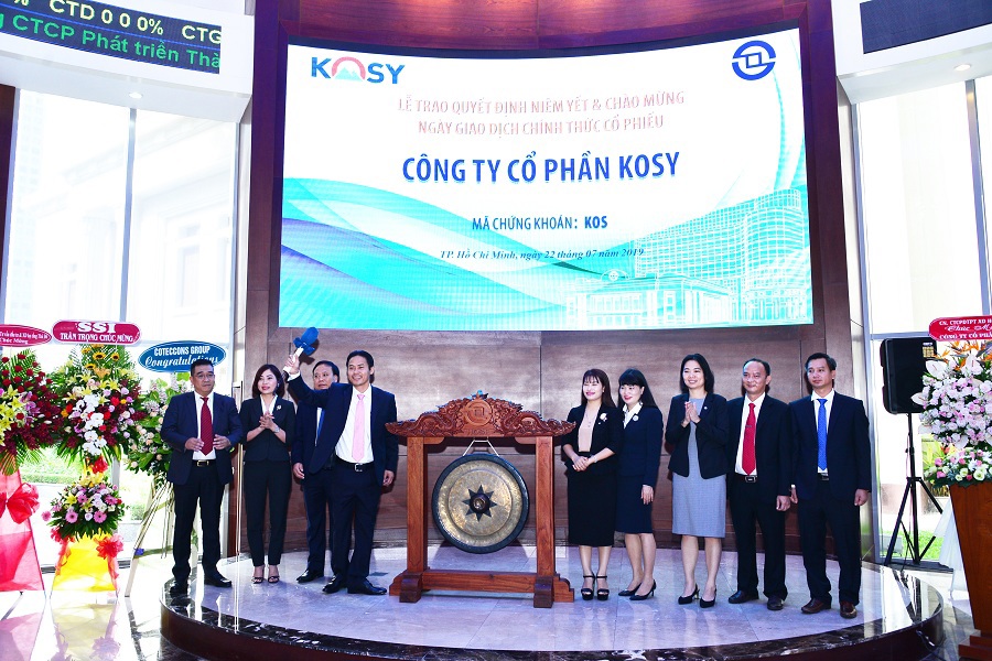 Ông Nguyễn Việt Cường - Chủ tịch HĐQT CTCP Kosy thực hiện nghi thức đánh cồng. Ảnh: HOSE