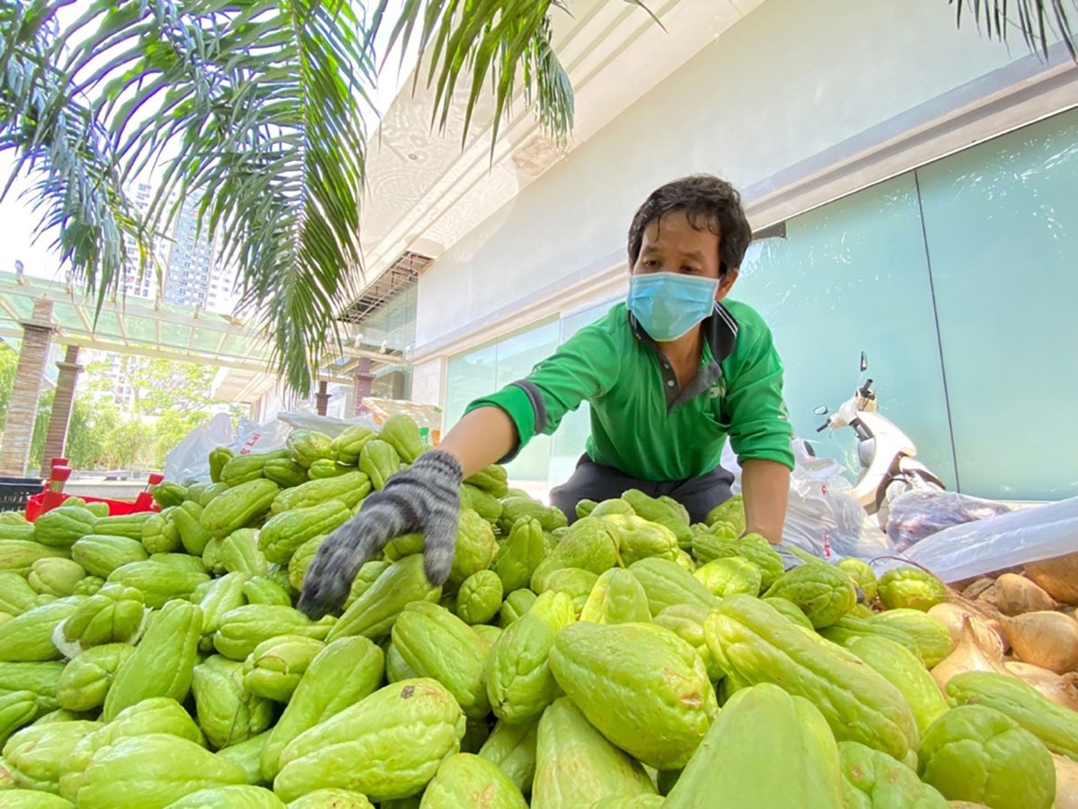 Tạm thời thất nghiệp nhưng anh Phan B&aacute; Cường (t&agrave;i xế Grab) lại h&agrave;nh động bằng cả tr&aacute;i tim giữa những ng&agrave;y đại dịch. Ảnh Thu Ho&agrave;i.