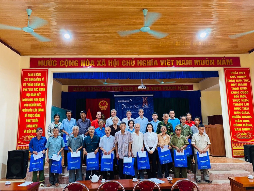 Ngân hàng trao quà cho các thương bệnh binh tại xã Ngọc Đồng, huyện Yên Lập, tỉnh Phú Thọ. Ảnh EIB