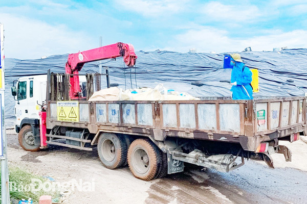 Lao động của CTCP Dịch vụ Sonadezi chuyên thu gom, vận chuyển, xử lý rác cho 9 huyện, thành phố. Ảnh Báo ĐN