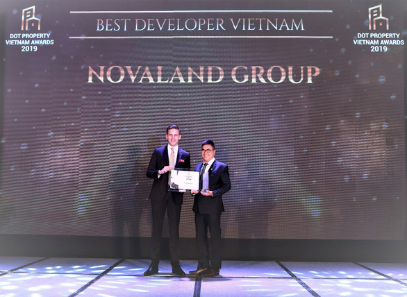 Đại diện Novaland Group nhận giải Best Developer Vietnam tại Dot Property Awards 2019. Ảnh NVL