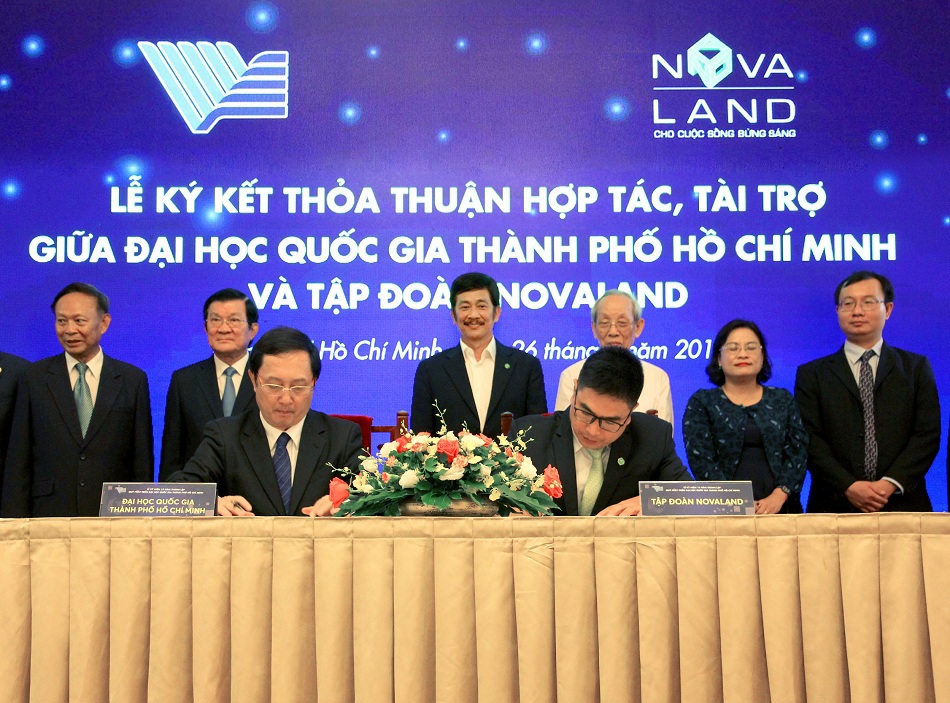 Đại diện Tập đoàn Novaland và đại diện Đại học Quốc gia TP. Hồ Chí Minh ký kết tài trợ. Ảnh NVL