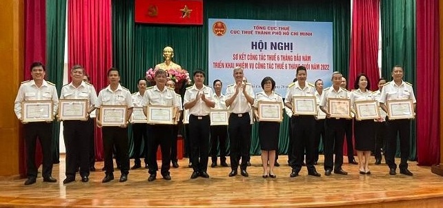 Lãnh đạo Cục Thuế TP. Hồ Chí Minh khen thưởng 22 cá nhân, đơn vị có thành tích trong nhiệm vụ thu ngân sách nhà nước. Ảnh: AT