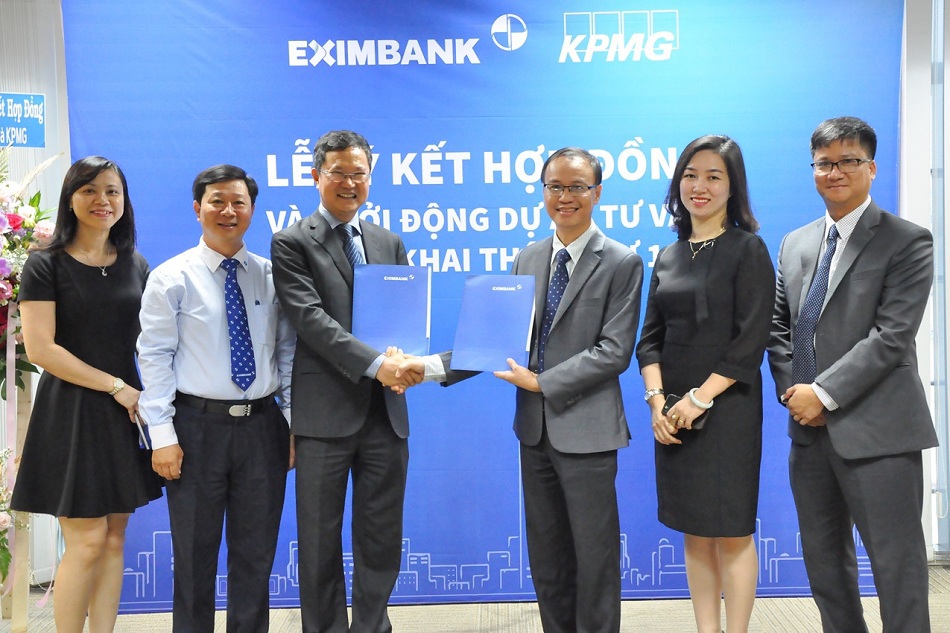 Ông Nguyễn Hồ Hoàng Vũ (Thứ 3 từ phải sang) – Phó Tổng Giám đốc Eximbank đại diện ký kết cùng ông Nguyễn Công Ái – Tổng Giám đốc KPMG. Ảnh EIB