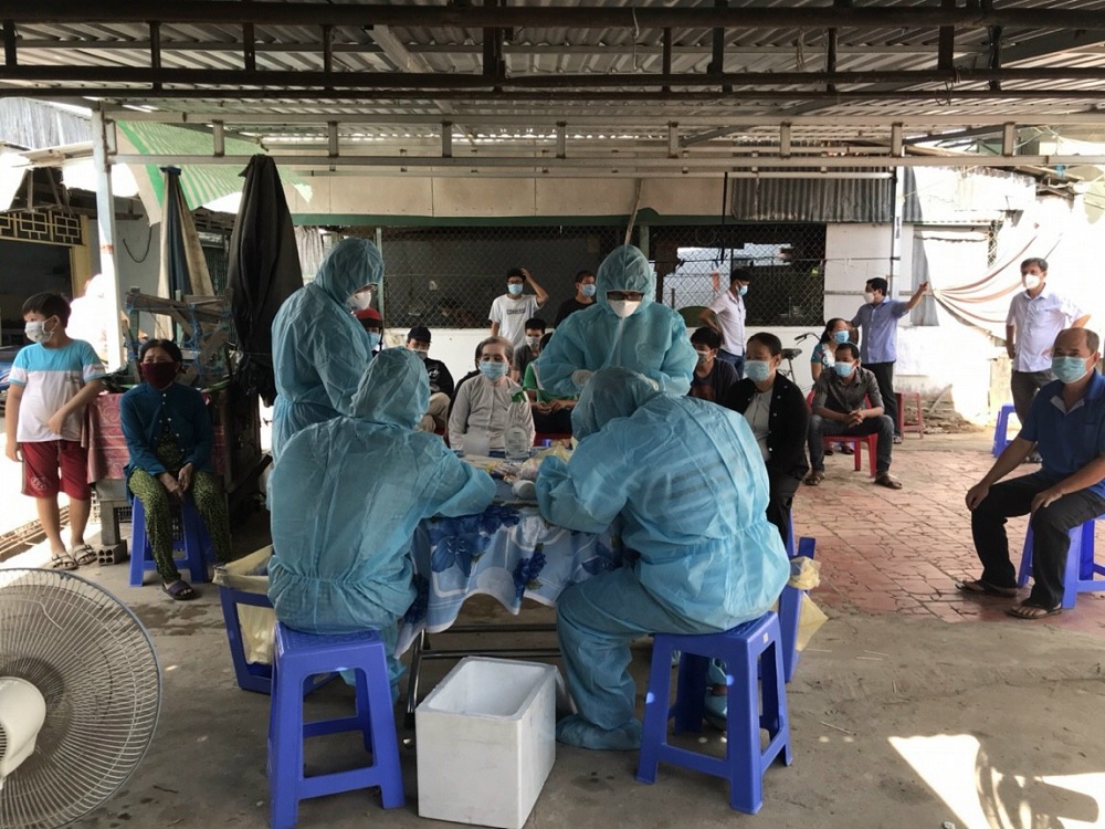 Ngành chức năng quận Thốt Nốt lấy mẫu xét nghiệm, sàng lọc những người nghi nhiễm COVID-19 ở khu vực Long Châu, phường Tân Lộc, quận Thốt Nốt. Ảnh: Chấn Hưng