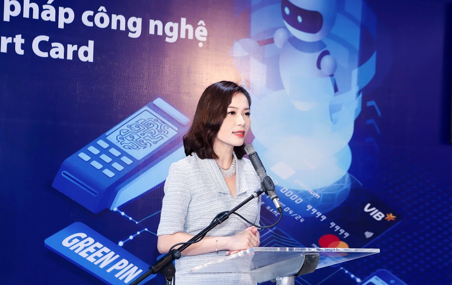 Bà Trần Thu Hương – Giám đốc Khối Ngân hàng Bán lẻ VIB phát biểu tại lễ ra mắt giải pháp công nghệ thẻ hiện đại hàng đầu Smart Card. Ảnh VIB