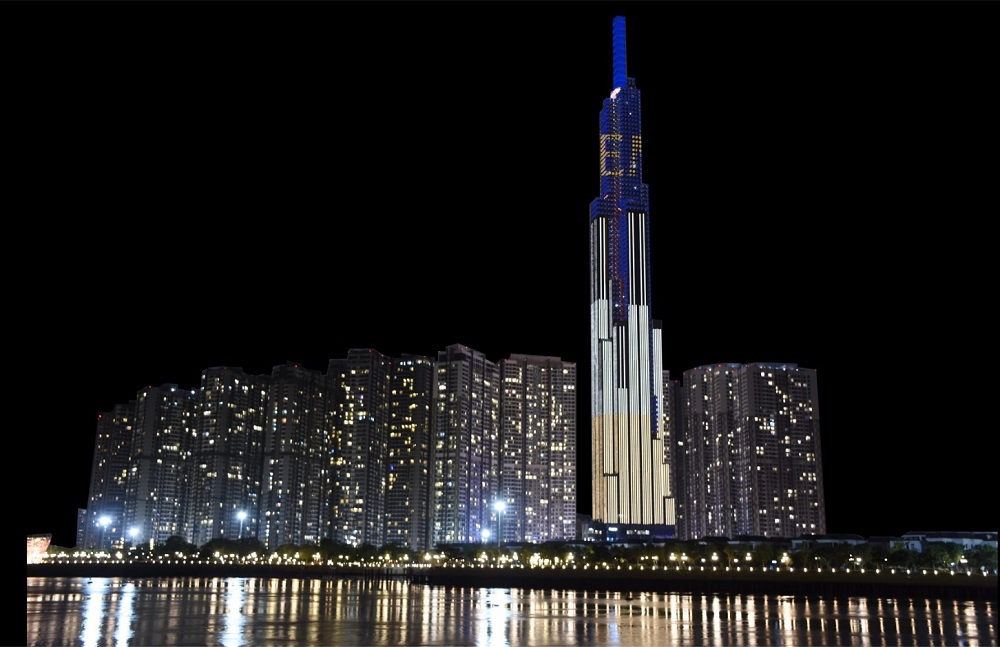 Biểu tượng đại đô thị biển quy mô gần 1.000 ha xuất hiện trên LED Building tại tòa nhà cao nhất Việt Nam Landmark 81. Ảnh: VIC.