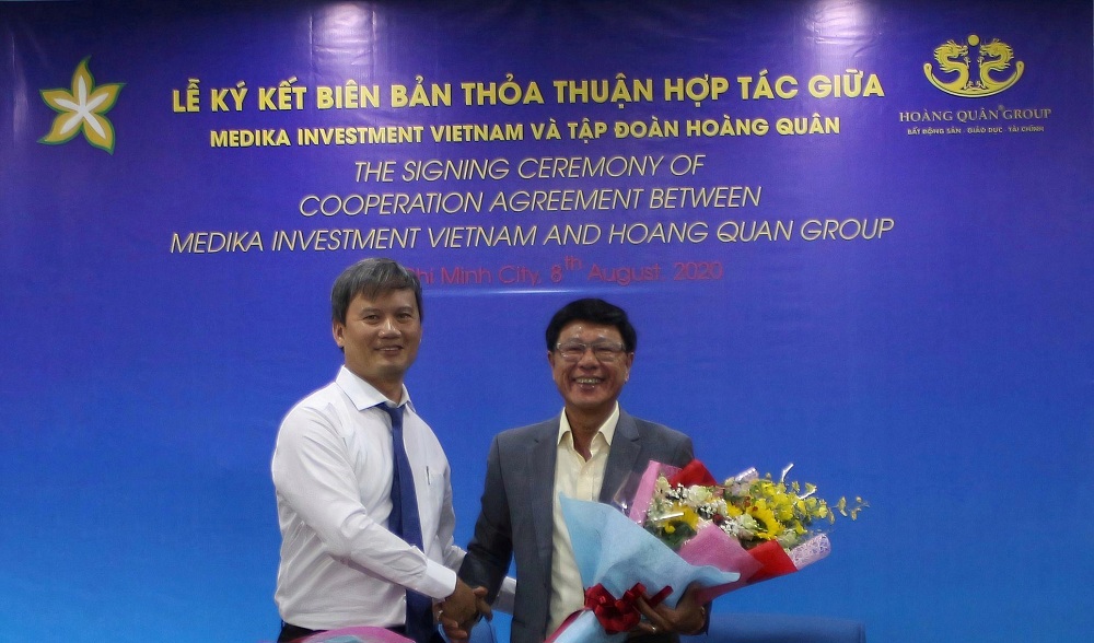 Đại diện Lãnh đạo Medika Investment Vietnam và tập đoàn Hoàng Quân bắt tay đánh dấu sự hợp tác phát triển hệ thống bệnh viện quốc tế và dịch vụ y tế. Ảnh HQC