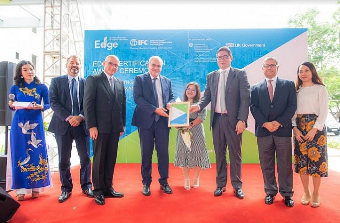 Tổng Giám đốc IFC trao chứng nhận xanh EDGE cho Dự án chung cư HausNeo. Ảnh EZland