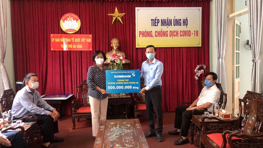 Ông Trần Tuấn Anh trao tặng 500 triệu đồng cho bà Nguyễn Thị Kim Liên - Chủ tịch Ủy ban MTTQ Việt Nam TP. Đà Nẵng. Ảnh EIB