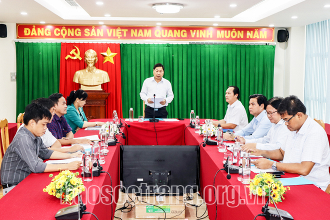 Phó Chủ tịch UBND tỉnh Sóc Trăng Lâm Hoàng Nghiệp phát biểu tại cuộc họp. Ảnh: Quang Bình