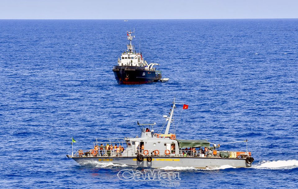 Tàu tuần tra Biên phòng Cà Mau hoạt động trên biển, đảm bảo an ninh - trật tự trong khai thác, gắn với bảo vệ tuyến biên giới biển. Ảnh: Trần Nguyên