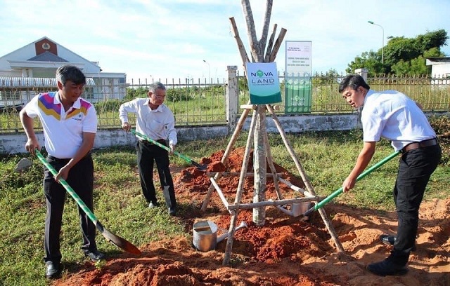 NovaGroup đồng h&agrave;nh v&agrave; ph&aacute;t động lễ trồng c&acirc;y tại c&aacute;c tuyến đường trọng điểm của th&agrave;nh phố Phan Thiết, B&igrave;nh Thuận ng&agrave;y 05/06/2022. Ảnh: NVL