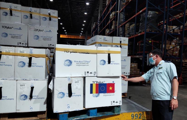 Tối ngày 25/8, lô hàng vắc xin Pfizer do Mỹ viện trợ đã được thông quan tại Chi cục Hải quan Sân bay quốc tế Tân Sơn Nhất. Ảnh: Hồng Trường