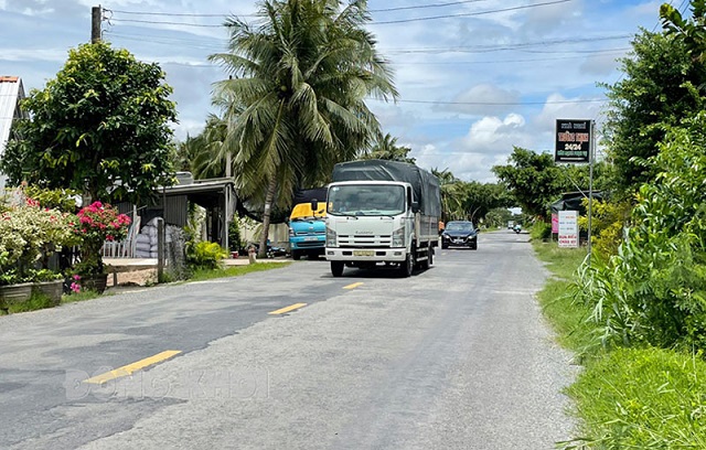 Xe vận chuyển hàng hóa tại địa bàn huyện Thạnh Phú. Ảnh: Cẩm Trúc