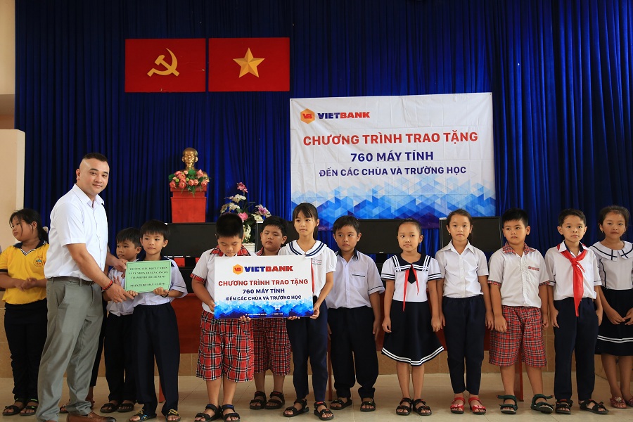 Ông Nguyễn Nguyên Hoàng – Phó Giám đốc Trung tâm Marketing Vietbank Chi trao máy tính đến các trường học tại huyện Cần Giờ. Ảnh VB