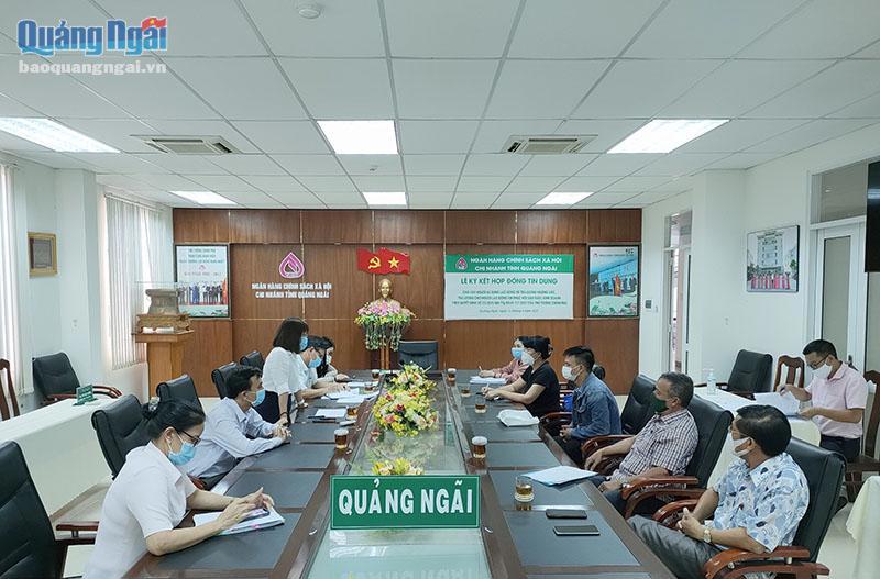 Chi nhánh Ngân hàng Chính sách Xã hội tỉnh Quảng Ngãi trao đổi thông tin với doanh nghiệp trước khi ký hợp đồng giải ngân vốn. Ảnh: ĐN