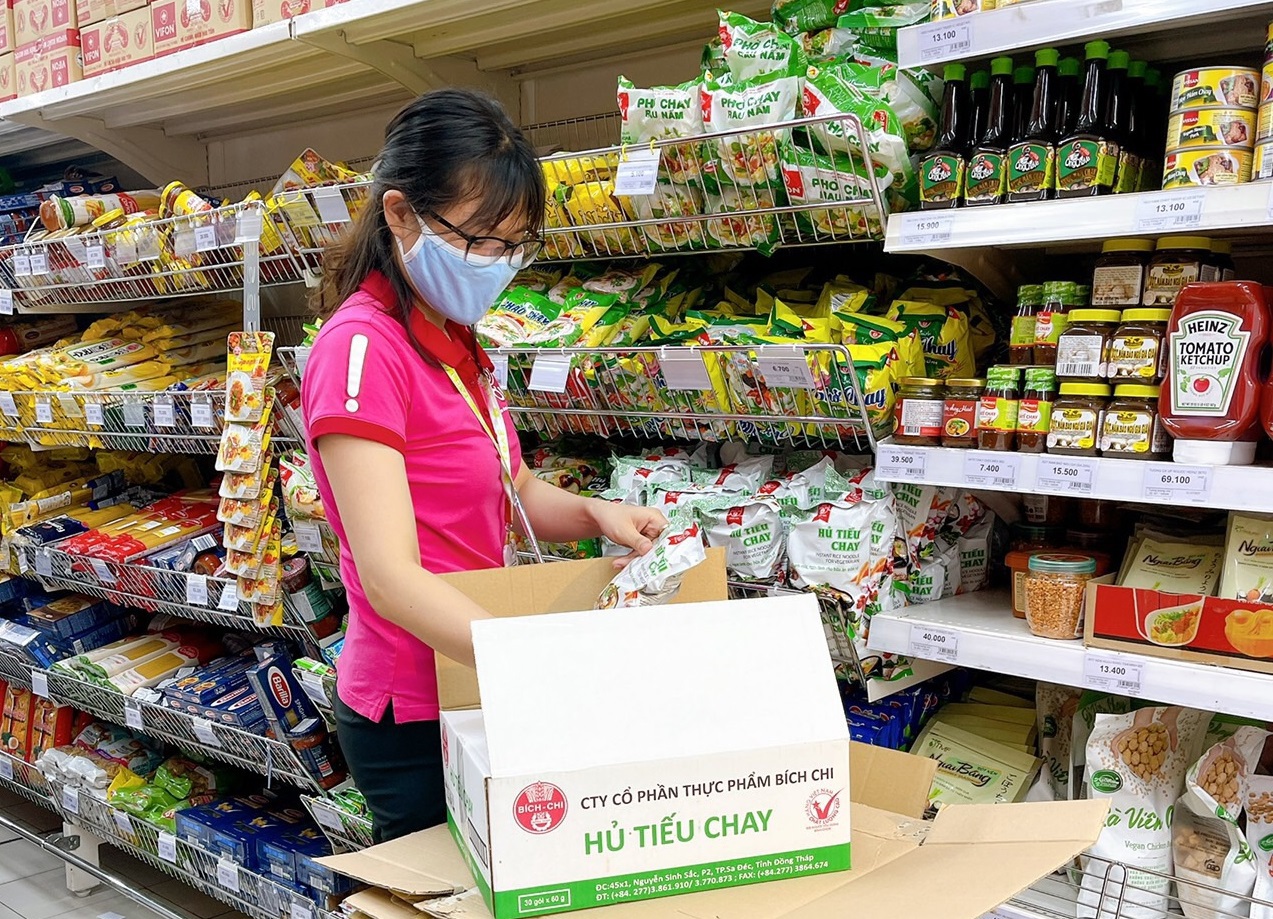 Khách hàng chọn lựa hàng Việt tại siêu thị Big C Bình Dương. Ảnh: Thanh Hồng