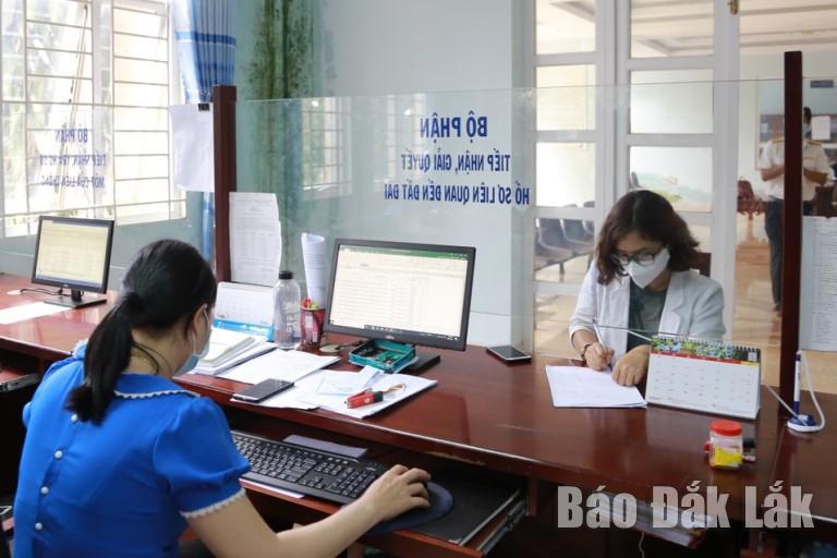 Ngành Thuế tỉnh Đắk Lắk đẩy mạnh ứng dụng công nghệ thông tin trong thu thuế. Ảnh: Hồng Chuyên