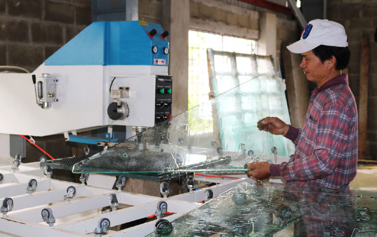 Hoạt động sản xuất kính cường lực của một doanh nghiệp tại CCN Hòa An, huyện Phú Hòa (ảnh chụp trước ngày 23/6). Ảnh: Ngô Xuân