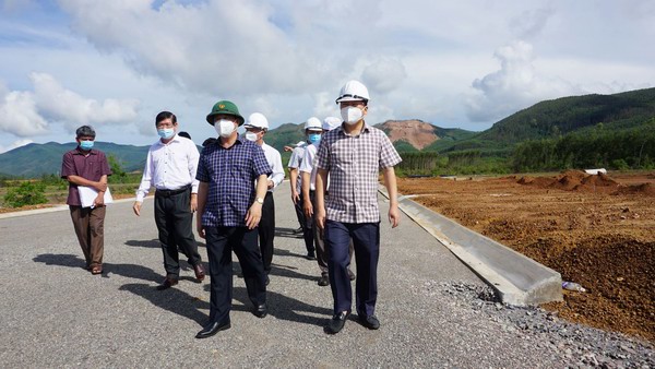 Chủ tịch UBND tỉnh Nguyễn Phi Long (ngoài cùng bên phải) kiểm tra tình hình giải phóng mặt bằng dự án Đầu tư xây dựng và kinh doanh cơ sở hạ tầng Khu công nghiệp, đô thị và dịch vụ Becamex VSIP Bình Định (huyện Vân Canh). Ảnh: T. Khuy