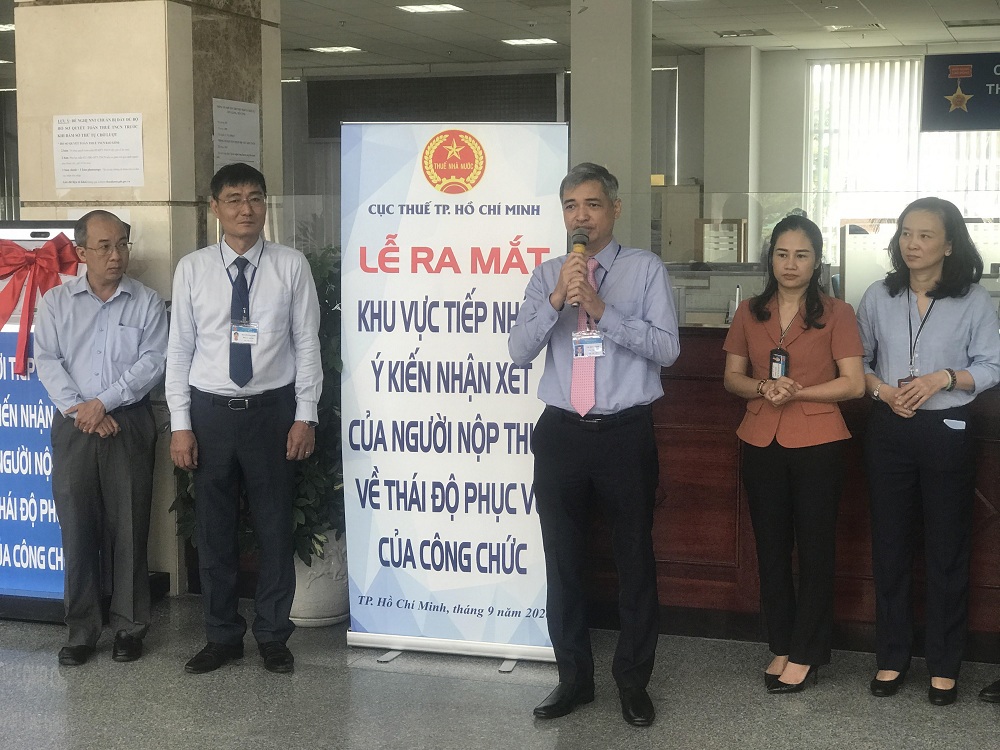 Cục trưởng Cục Thuế TP. Hồ Chí Minh - Lê Duy Minh giới thiệu  “Ứng dụng góp ý trên kiosk thông tin" tại Văn phòng Cục Thuế. Ảnh Đỗ Doãn