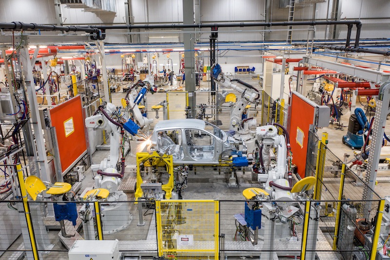 VinFast sở hữu dây chuyền sản xuất ô tô hiện đại hàng đầu khu vực với tỷ lệ tự động hoá trên 90%. Ảnh VIC