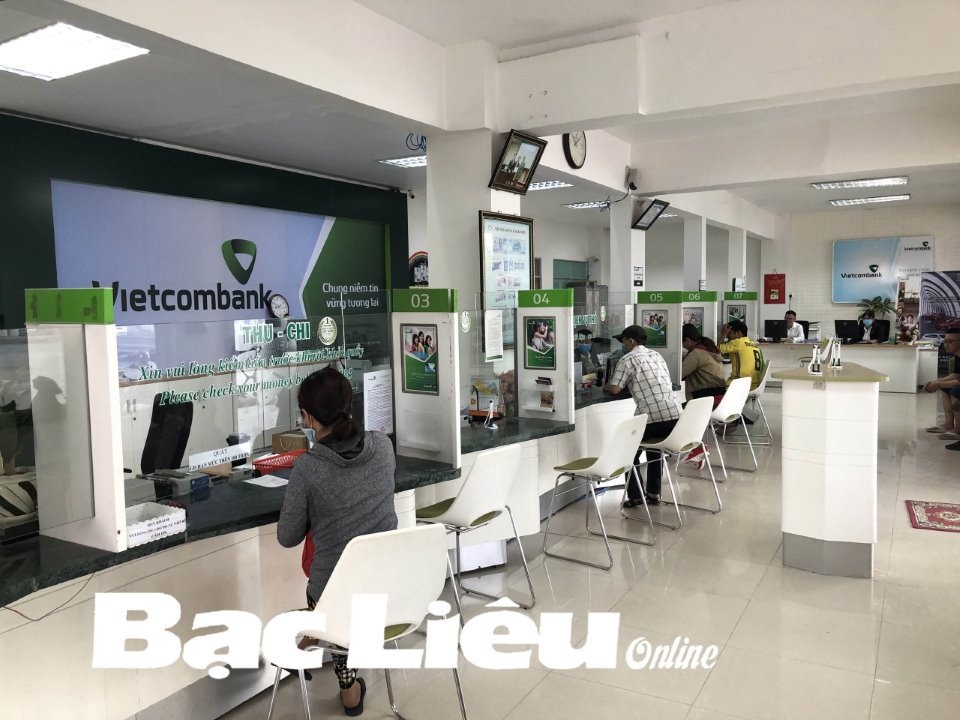 Khách hàng giao dịch tại Ngân hàng Vietcombank - Chi nhánh Bạc Liêu. Ảnh: Kim Trung