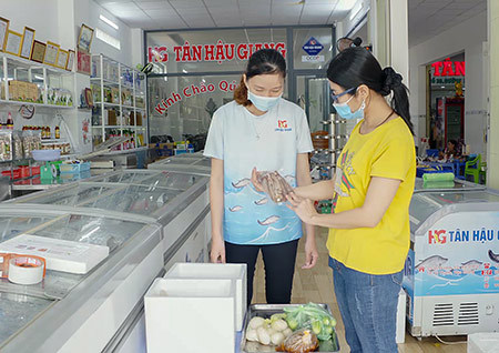 HTX Hậu Giang Xanh kết hợp các loại sản phẩm phù hợp để đóng gói combo nông sản. Ảnh: Thiên Trang