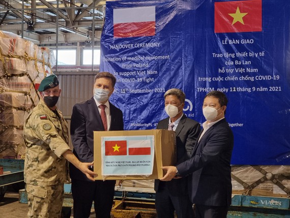Đại diện Bộ Y tế và UBND TP. Hồ Chí Minh tiếp nhận trang thiết bị y tế từ Chính phủ Ba Lan. Ảnh: Hồng Trường