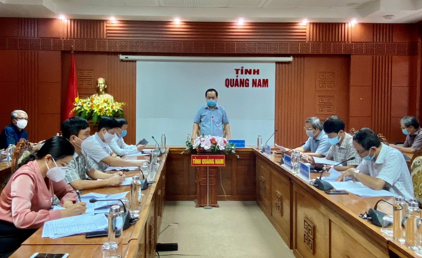 Phó Chủ tịch UBND tỉnh Nguyễn Hồng Quang chủ trì cuộc làm việc. Ảnh: T.D