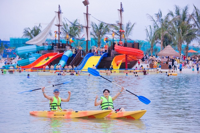 Tổ hợp c&ocirc;ng vi&ecirc;n Biển tạo s&oacute;ng nh&acirc;n tạo Royal Wave Park lớn nhất thế giới đ&atilde; trở th&agrave;nh điểm du lịch hấp dẫn ở H&agrave; Nội từ m&ugrave;a h&egrave; 2022. Ảnh: VHF