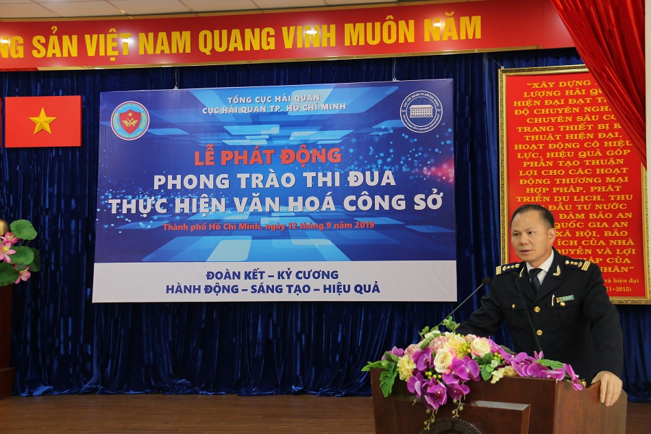 Cục trưởng Cục Hải quan TP. Hồ Chí Minh phát động phong trào thi đua thực hiện văn hóa công sở trên toàn đơn vị. Ảnh Hồng Trường